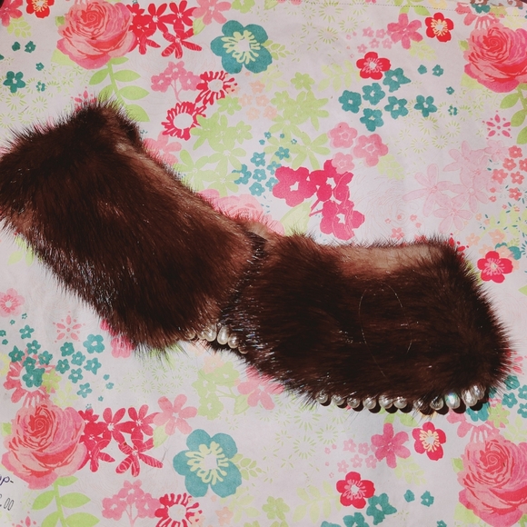 Glamorous Natural Ranch Mink Fur Collar with Faux Pearl Embellishments - Picture 10 of 10